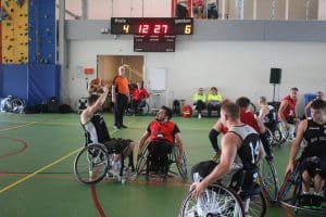 Rolstoelbasketballers in de sporthal