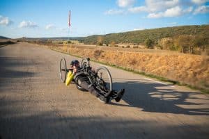 Handbiker op een asfaltweg