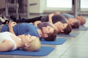 Yoga deelnemers liggend op een matje