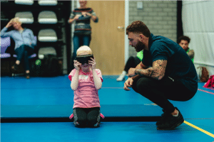 Trainer en kind met smartbril