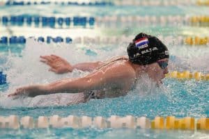 Zwemster met badmuts